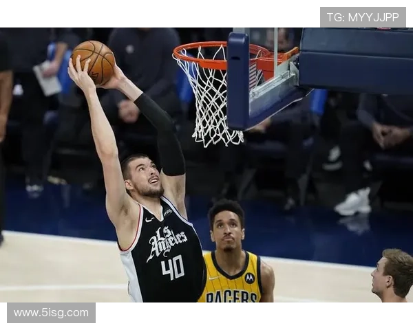 [NBA]琼斯溜底线 接祖巴茨传球双手暴扣.